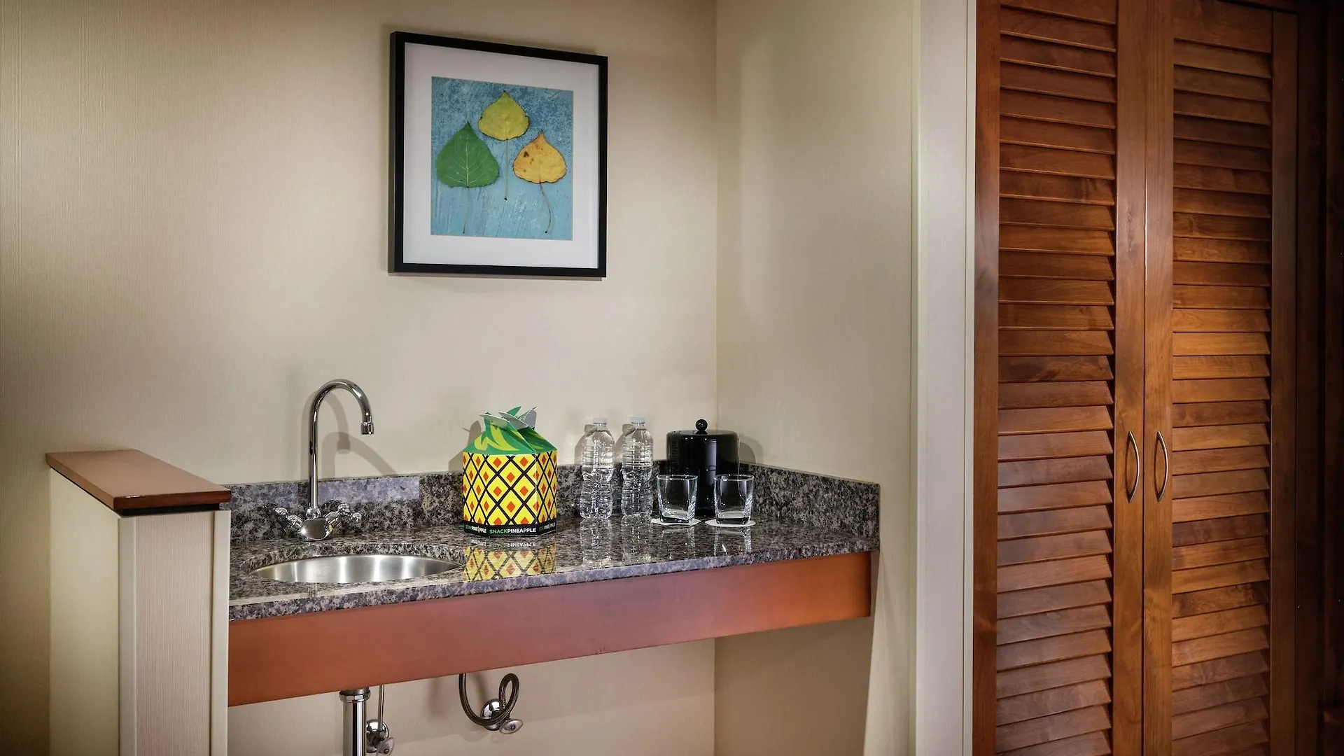 Hotel Staypineapple, Watertown Hotel, University District Seattle